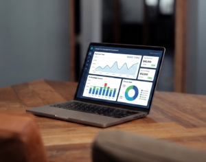 Laptop in kantoor met FinOps dashboard op het scherm